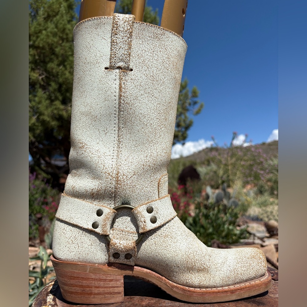 FRYE 🇺🇸 12R Harness Crackle White Boots